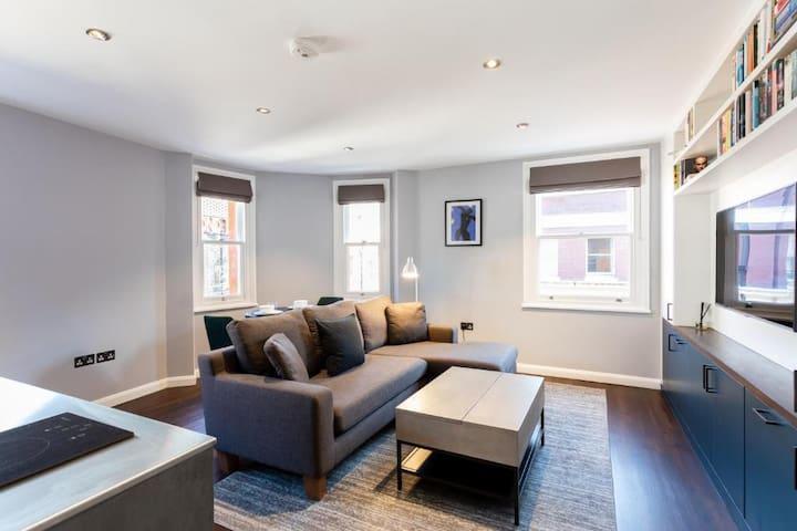 Stunning Soho Flat, next to Theatres & China Town!