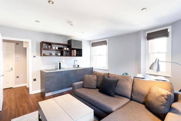 Stunning Soho Flat, next to Theatres & China Town!5