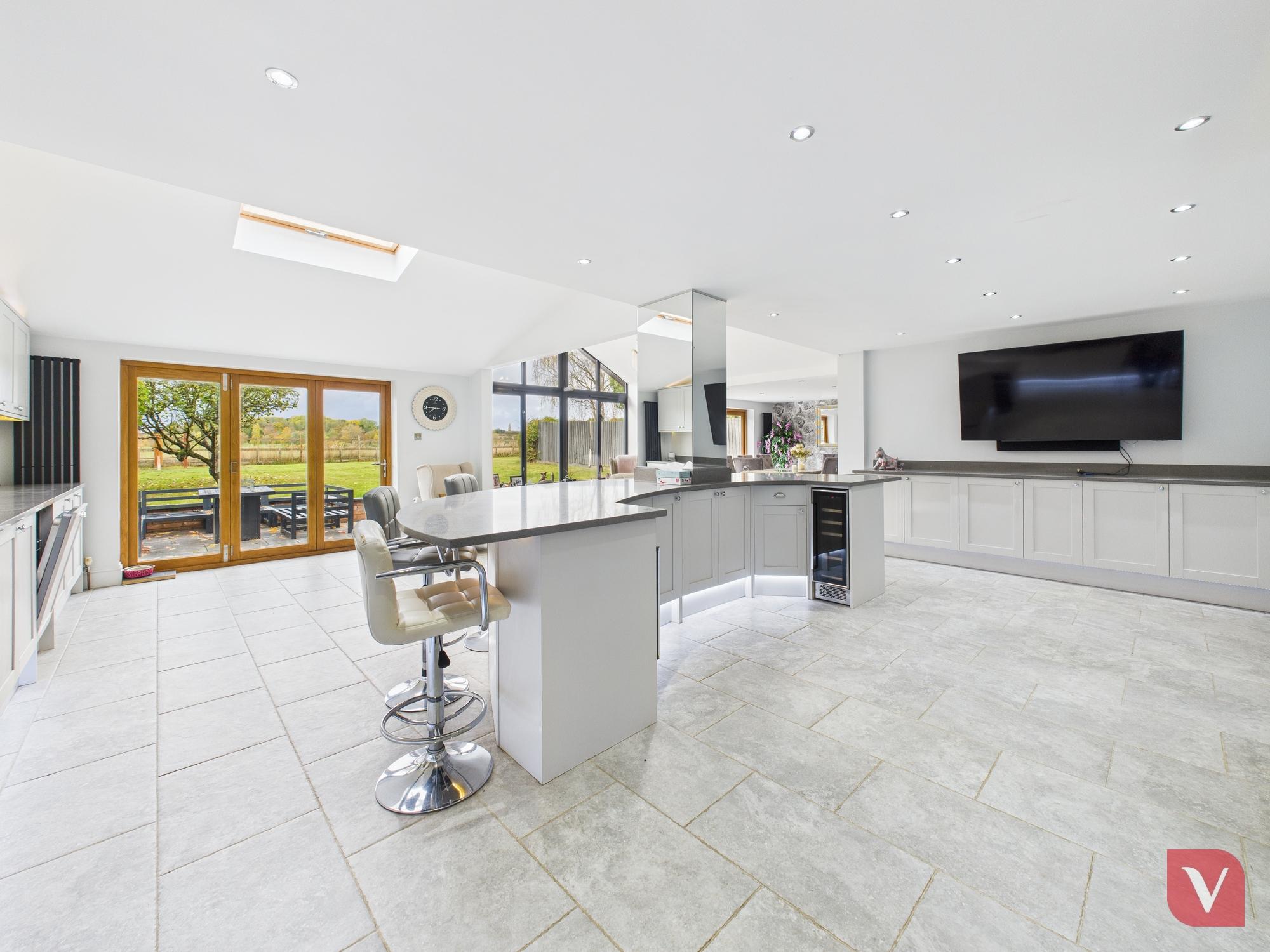 Tranquil Family Haven with Garden, Views & Parking